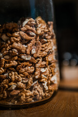 Obraz premium Walnuts in a glass jar