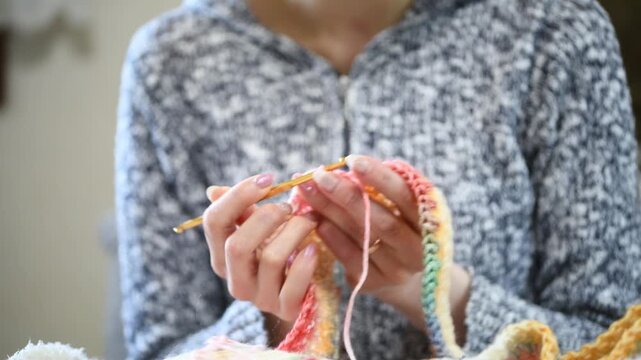 色鮮やかな毛糸でかぎ針編みを楽しむ女性の手元クローズアップ