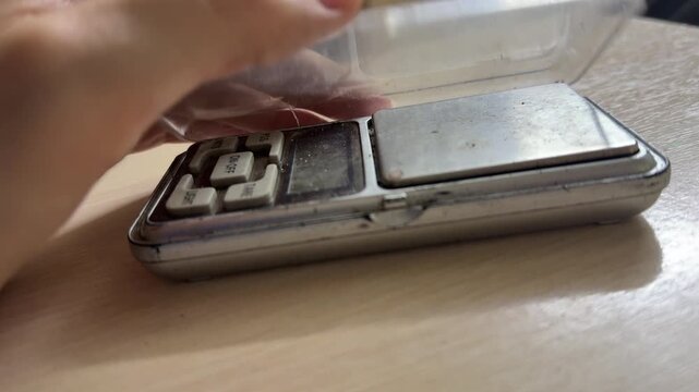 Hand opening and closing lid of small digital pocket scale