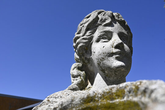 statue