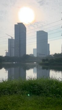 danau sebelah taman ditengah kota tangarang indonesia