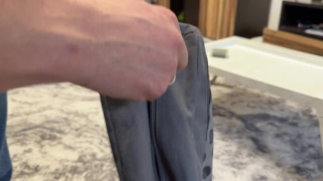 Hand opening and closing zipper on fabric bag