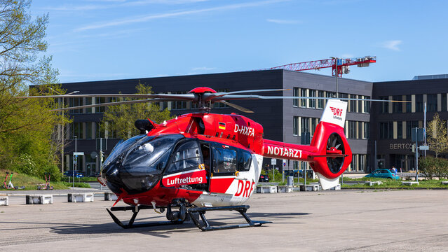 Ein Rettungshubschrauber der DRF Luftrettung steht auf der Gro&szlig;en Stra&szlig;e in N&uuml;rnberg, 