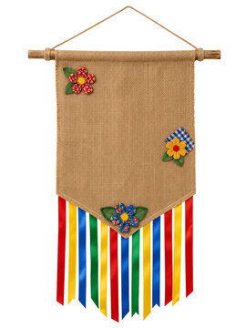 estandarte rustico de tecido juta com flores de pano e franja de fitas coloridas, Festa junina 