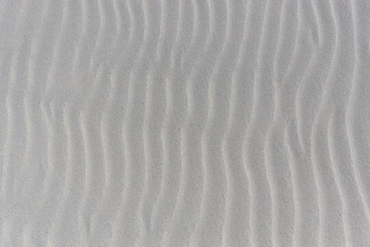 Wellenf&ouml;rmige Sandstrukturen am Strand von Helgoland, feine Riffelmarken im Sand durch Wind und Wasser geformt