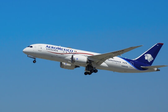 Aerom&eacute;xico Boeing 787-8 (N966AM) seconds after takeoff from LAX, Los Angeles International Airport.