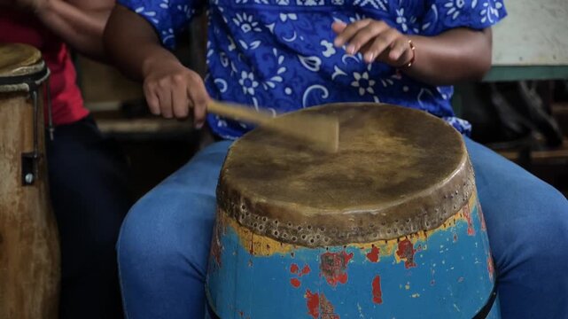 Manos de mujer tocando instrumento tambor de percusi&oacute;n