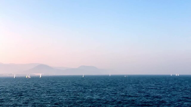 快晴の青い海を航海するヨットの風景