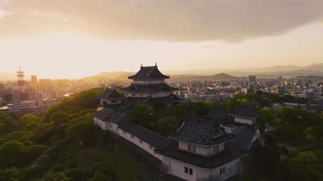 「朝日に照らされる和歌山城の空撮」和歌山市 Aerial View of Wakayama Castle Illuminated by the Morning Sun, Wakayama City, Japan