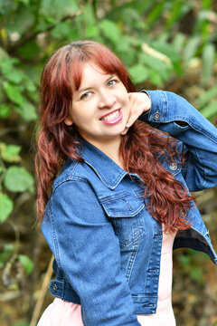 Retrato de una chica joven guatemalteca, cabello casta&ntilde;o, ojos verdes y usando una chaqueta color azul.