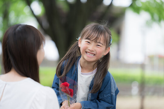 A child giving flowers on Mother&rsquo;s Day and a mother&rsquo;s words of gratitude: &ldquo;Mom, thank you for everything.&rdquo;