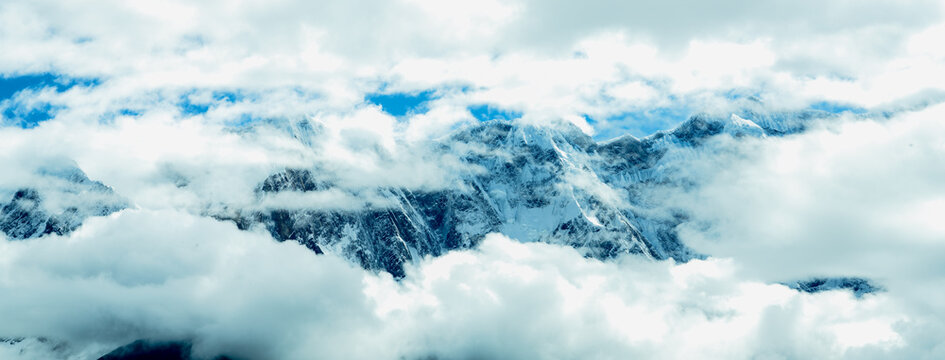 Wonders of the Sea of Clouds at Nangabawa Peak in Suosong Village, Tibet, China