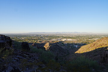 Fototapeta premium Stunning Panoramic View from Piestewa Peak Summit Trail in Phoenix, Arizona - アリゾナ フェニックス ピエステワ ピーク サミット トレイルからの絶景と砂漠とサボテンの風景 