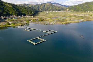 Obraz premium 余呉湖、川並桟橋（ドローンによる空撮）