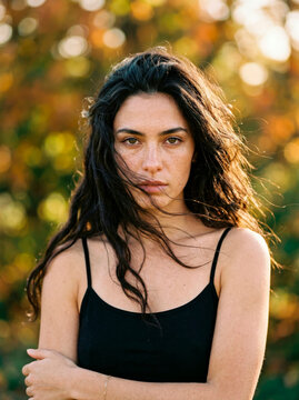 Retrato feminino editorial ao ar livre com luz natural e express&atilde;o intensa