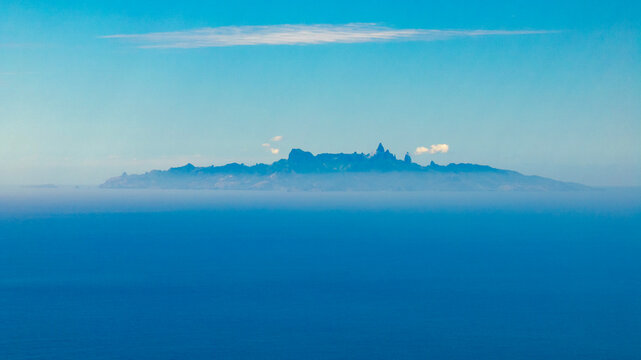 vue a&eacute;rienne haute altitude dans l'archipel des marquises de UA HUKA avec l'ile de UA POU &agrave; l'horizon lointain