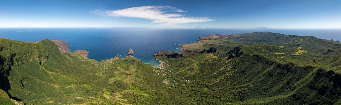 vu panoramique de l'ile de ua huka au couch&eacute; du soleil dans l'axe Sud nord 