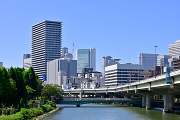 Obraz premium 堂島川から見る大阪の都市風景