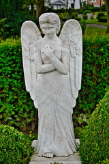 Großer weißer Engel Frontansicht auf einem Friedhof in Köln © Blende8