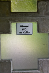 Hinweisschild zu einer Toilette auf einem Friedhof in Köln © Blende8