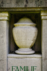 schöner Grabstein eines Familiengrabes mit einer großen Urne  auf einem Friedhof in Köln © Blende8