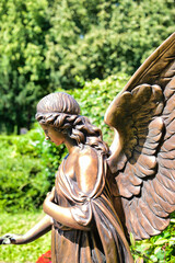 Seitenansicht eines Bronzeengels auf einem Friedhof in Köln © Blende8