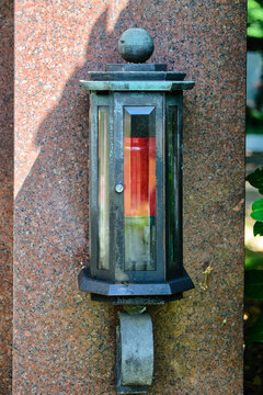 sehr sch&ouml;nes Grablicht an einer S&auml;ule auf einem Friedhof in K&ouml;ln