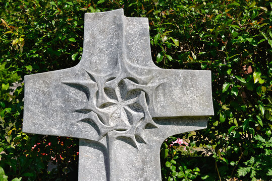 sch&ouml;nes Steinkreuz mit der Darstellung einer Dornenkrone auf einem Friedhof in K&ouml;ln