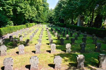 Dartstellung eines Bischofs auf einem Grabstein auf einem Friedhof in Köln © Blende8