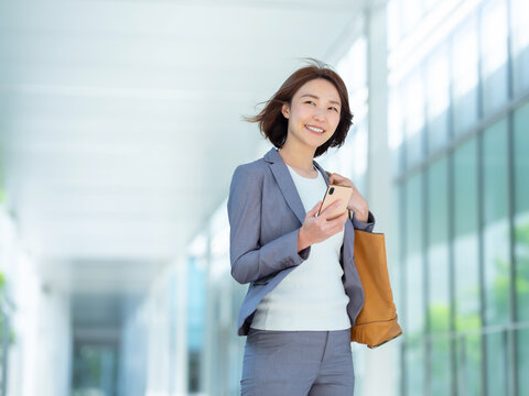 ビジネス　女性　スマホ