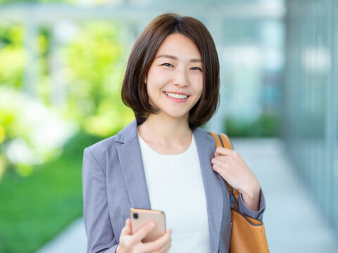 ビジネス　女性　スマホ