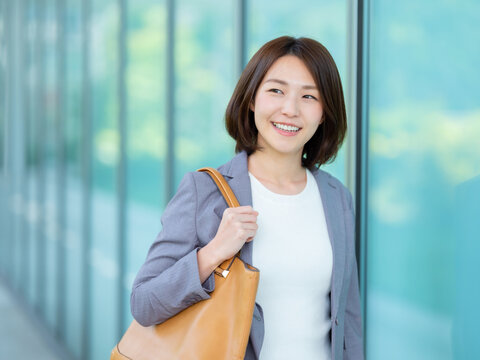 ビジネス　女性　スマホ