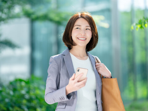 ビジネス　女性　スマホ