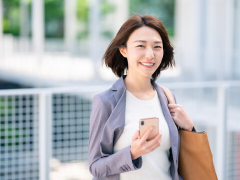 ビジネス　女性　スマホ