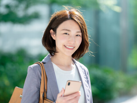 ビジネス　女性　スマホ