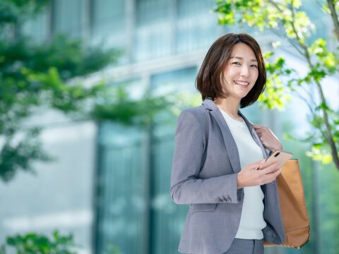 ビジネス　女性　スマホ