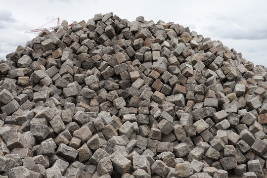 Tas de pav&eacute;s en gr&egrave;s pour chantier de voirie