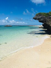 沖縄の透き通る青いサンゴ礁の海と白い砂浜 © melocoton33