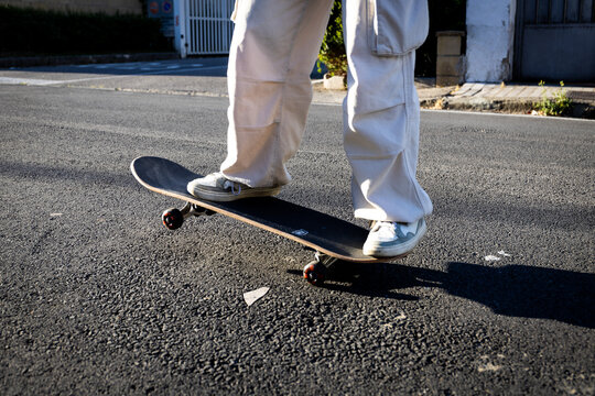 skater che esegue il trick manual sull'asfalto 