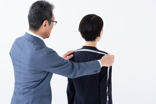 アパレル　ファッション　サイズを測る男性　女性　スーツ　テイラー　オーダーメイド