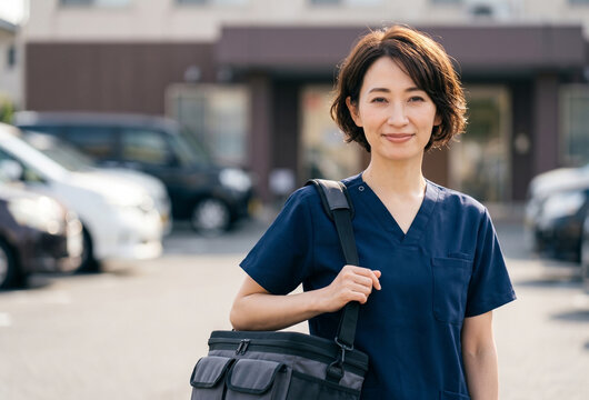訪問看護バッグを持つ笑顔の女性看護師 医療 介護 往診