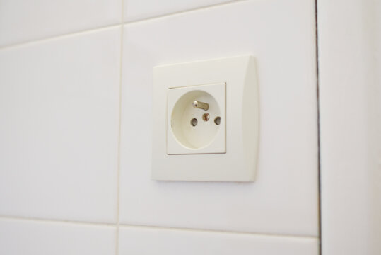 Prise &eacute;l&eacute;ctrique salle de bain