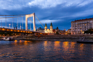 Fototapeta premium Historical buildings and the Elisabeth Bridge illuminated in twilight in Budapest, Hungary