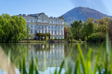 Obraz premium Schloss Leopoldskron im Frühling im Sonnenschein