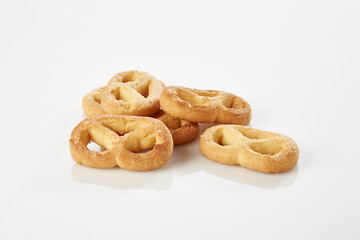 Naklejka premium Pretzel shaped butter cookies with sugar glaze
