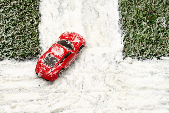 雪道の交差点で左折する自動車