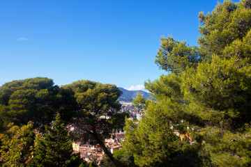 Naklejka premium Widok na wzgórze Villefranche-sur-Mer i Alpy, Nicea, Francja, View of Villefranche-sur-Mer hill and the Alps, Nice, France