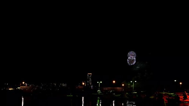 夜を彩る、感動の芸術花火
「静かな海面と鮮やかな火花のコントラスト。背景素材やVlogのハイライトに最適。」
福岡市「博多湾芸術花火2023」№6.mov
A breathtaking artistic fireworks display that illuminates the night.