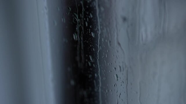 窓を流れる雨　湿気　梅雨
