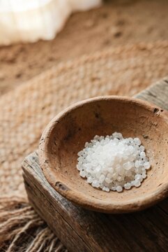 소박한 토기 그릇에 담긴 순백의 만나 결정체와 부드러운 아침 햇살
